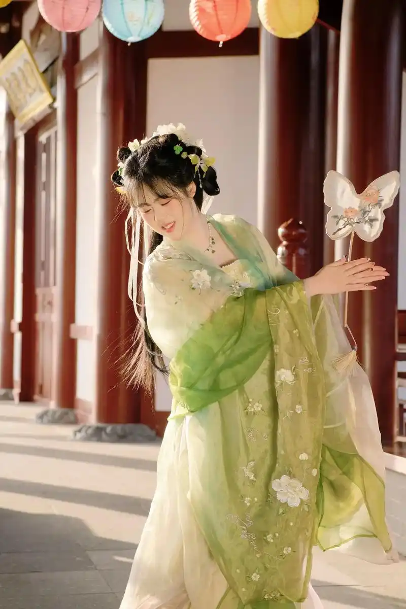 恰似故人归.竖屏再发一遍别管啦#汉服约拍 #春天穿汉服去赏花