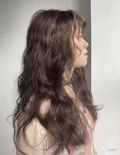 适合秋冬的烫发卷,有点像波纹卷,但是相比波纹卷的整齐划一,法式烫发