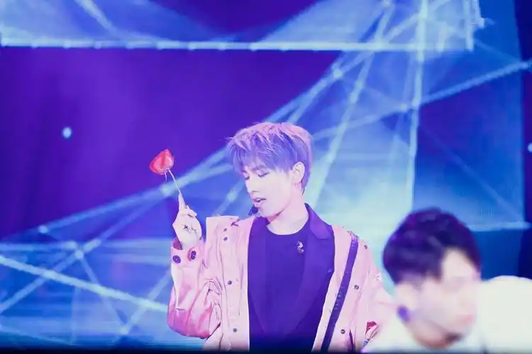 酷帅杨洋生日会高清壁纸_帅气迷人的男星