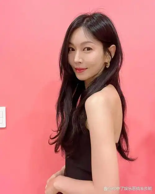 金素妍晒性感工作照,黑色连衣裙下的完美气场重现《顶楼》千书真