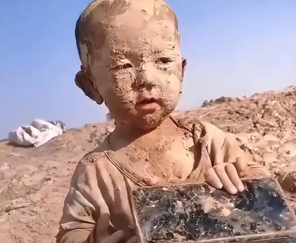 湖南萌娃滚泥地全身被泥巴糊得严严实实妈妈先打还是先洗