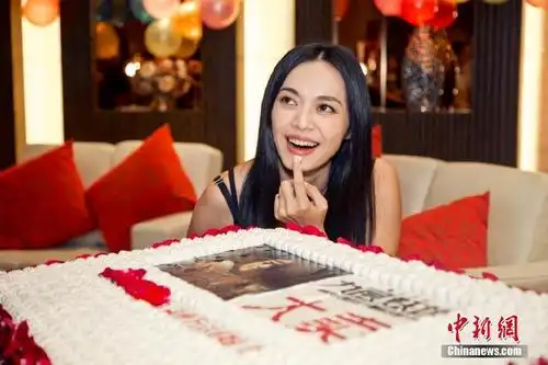 路演恰逢姚晨生日,影城为其送上生日蛋糕. 李南轩 摄