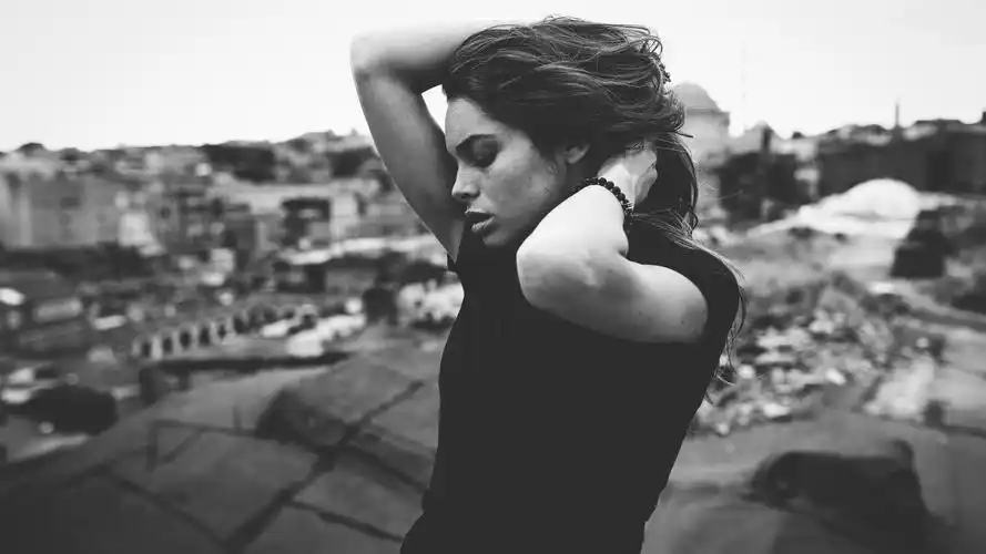 惊艳的欧洲黑白美女艺术写真图片