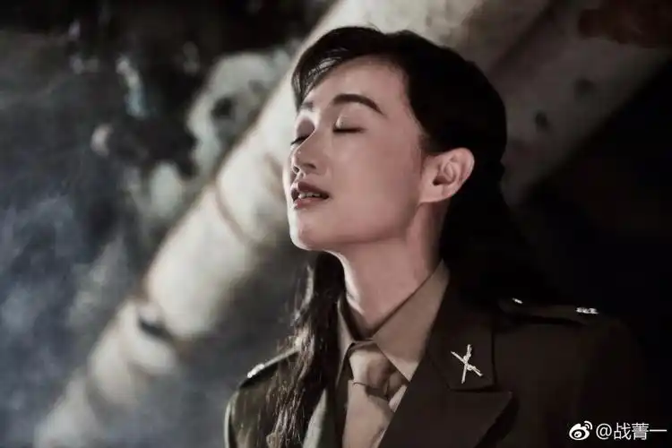 当甜美流朱化身热辣厉雪男 战菁一在低调中又一次让人惊艳