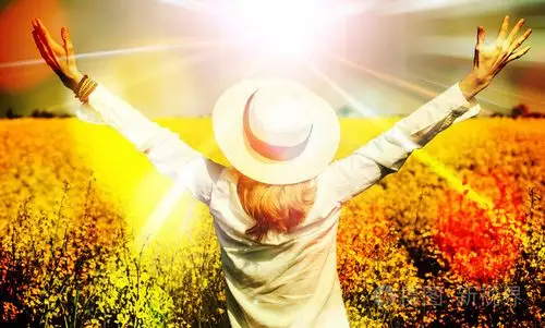 快乐美丽的女孩,在伸开双手迎接阳光明媚的春天天, 自由和繁荣概念盛