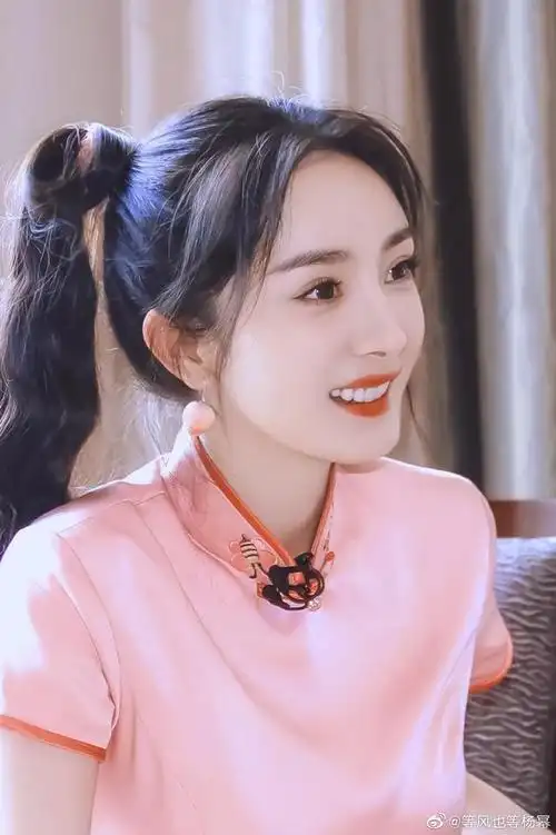 当杨幂穿着粉色的旗袍,就像水蜜桃粉粉嫩嫩可以掐出水!