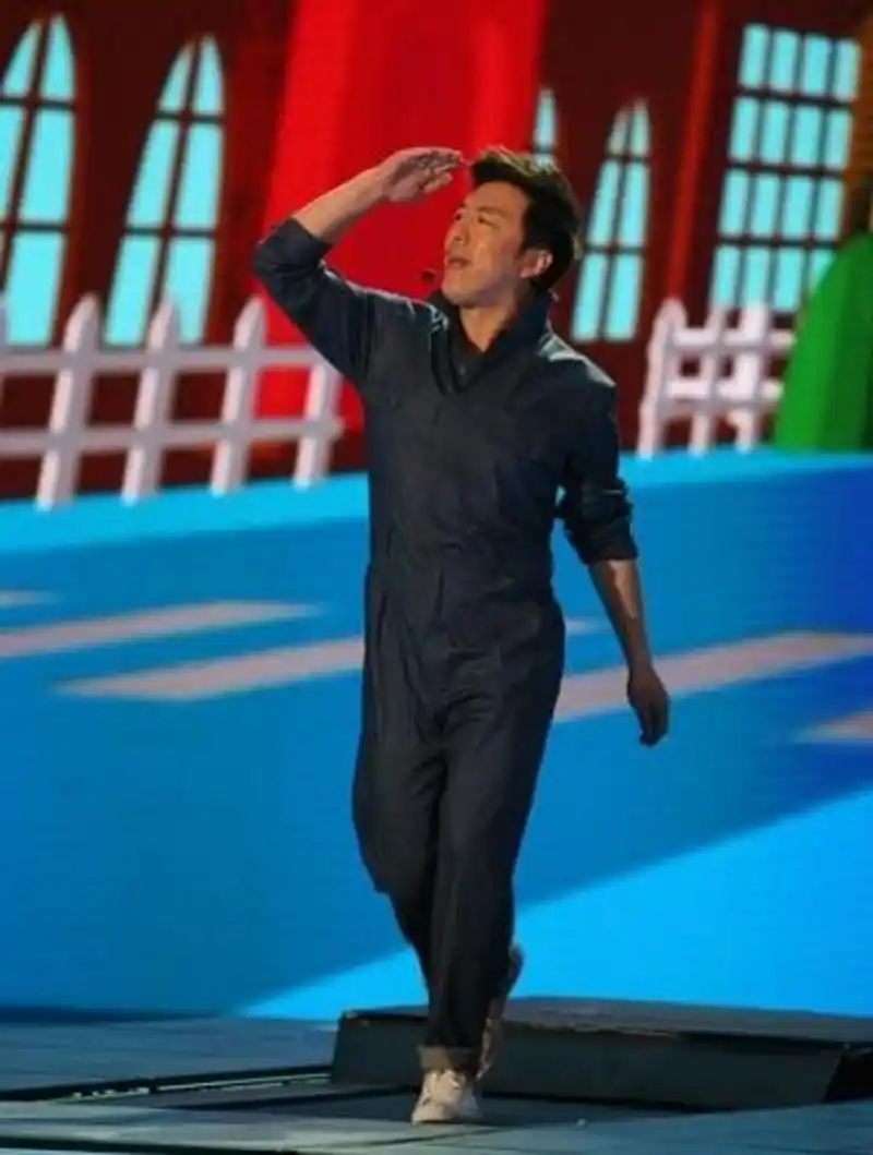 黄渤春晚歌曲(黄渤春晚歌曲最好的舞台)