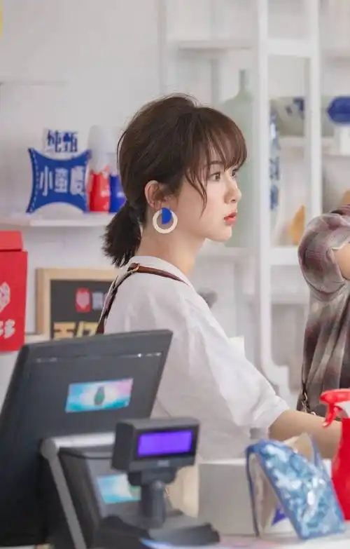 短发想留成长发,用这几种扎发技巧让你变时髦,杨紫就很会凹造型