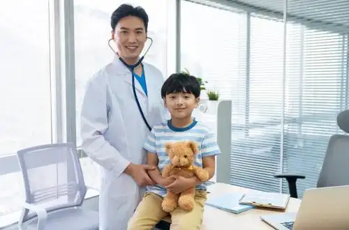 医生给小男孩做检查