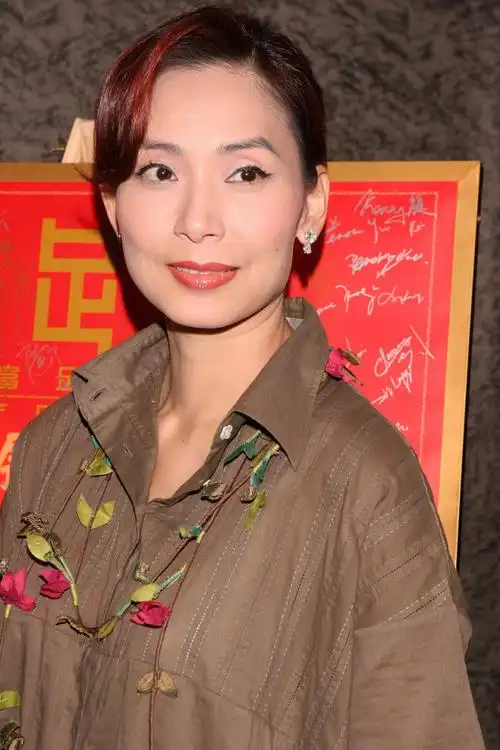 "女富豪"邝美云真气质,淡蓝礼服裙穿出高级感,不再像最穷港姐_腾讯