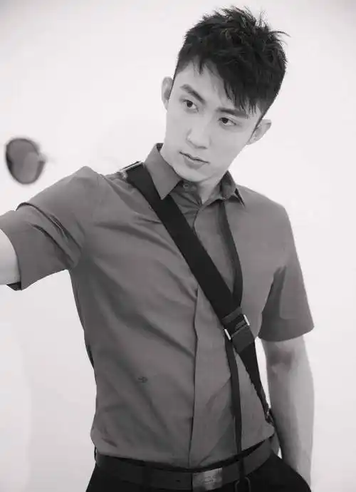 黄景瑜:16岁退学闯社会,初中学历,半路出道,如何翻身成顶流?