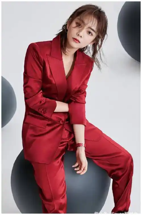 娃娃脸也能穿出御姐范,谭松韵这样穿,真的太酷太有范了!