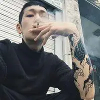 男生拿烟花头像点击鼠标右键下载