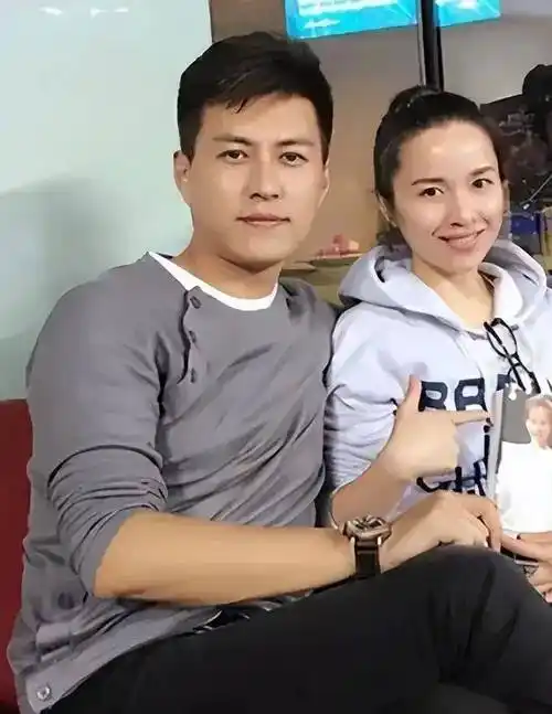 穿两条背心不仅不显廉价,反而穿出满满高级感_李佳_造型_休闲