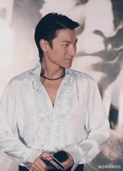 刘德华自曝,怕影响年轻人!还把烟戒了!受访说年轻时不演反派