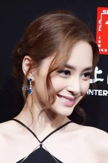 扎头发前面留两缕 脸两边留两缕头发