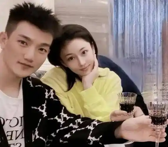 张馨予和老公游云南,36岁何捷意外成焦点,这样的老公给我来一打