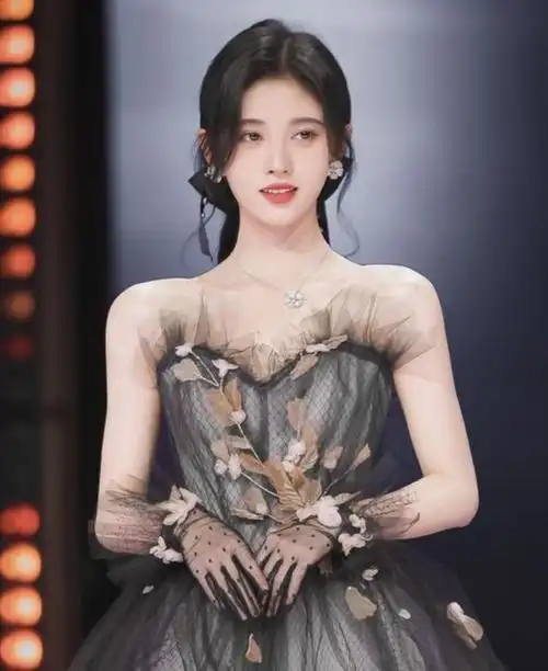 鞠婧祎穿着礼服的女偶像真的很漂亮