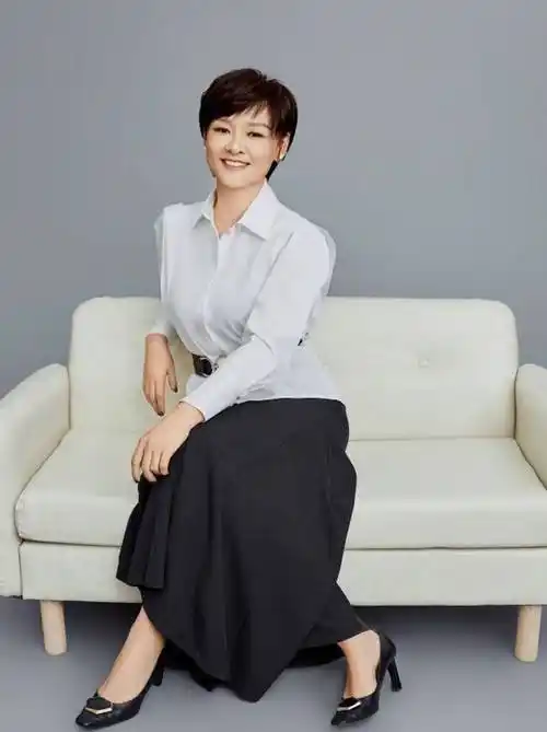 突发!前央视主持人李小萌受伤,钢条穿透脚掌,眼角受伤疑遭家暴_事情_