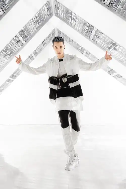 周汤豪《你是我的菜》mv 邀网红嫩模片场轰趴