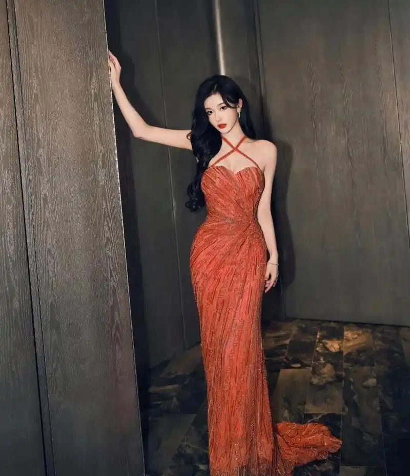 孔雪儿好美,一袭吊带抹胸裙,精致洋气,妩媚动人!