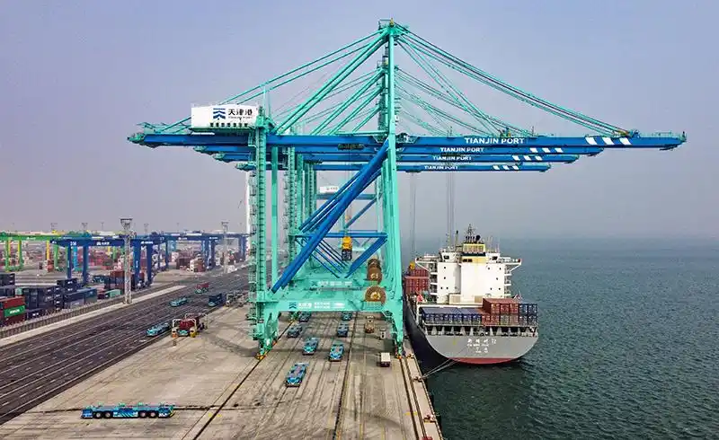 一艘货轮停靠在天津港北疆港区c段智能化集装箱码头(无人机照片)