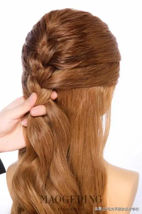 法式复古盘发:复古法式麻花辫