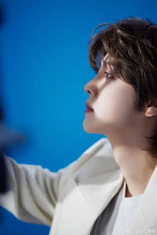 鹿晗纯白造型