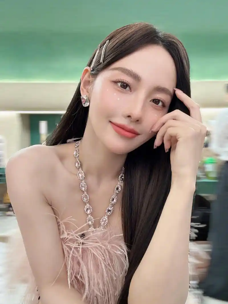 张嘉倪橘粉色眼影 珠光blingbling,同色系口红让妆面更加元气甜美.