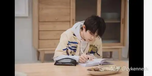 想知道《朋友请听好》中易烊千玺用的笔和笔袋的牌子!谢谢大家!