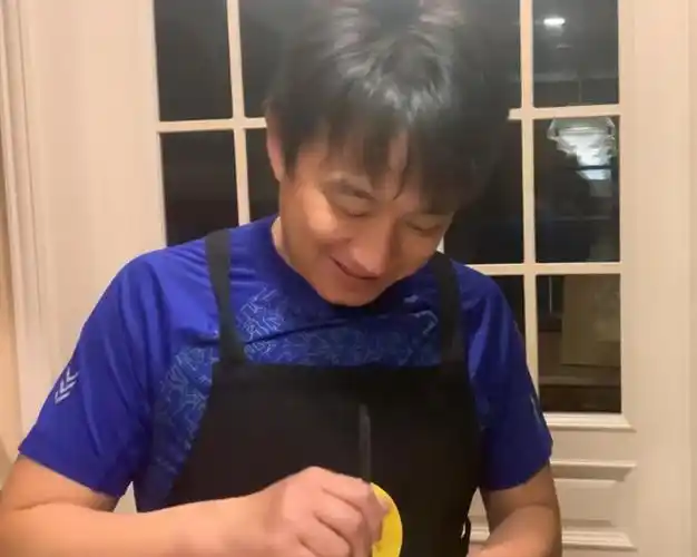 孙莉深夜演出回家,黄磊为她准备水煮肉片,幸福了好几个凡尔赛