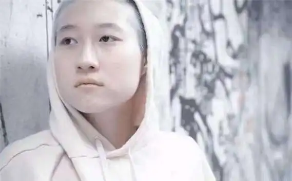 割腕自杀告母入狱成龙女儿这是反击报复还是无限作妖