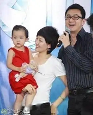 央视主播鲁健女儿曝光 一家三口其乐融融