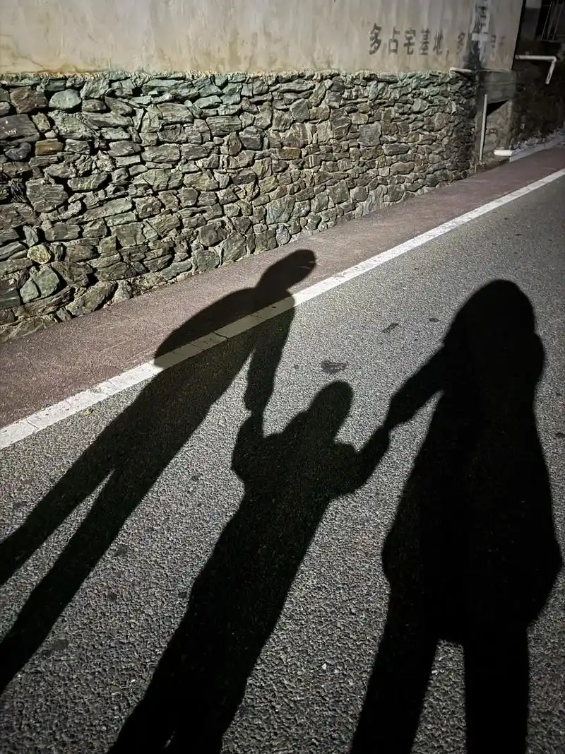 路灯下的影子 #一家三口