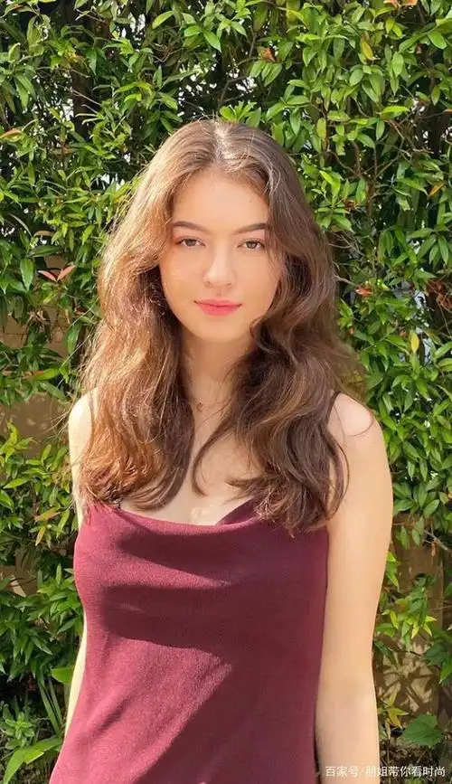 中俄混血嫩模为时尚杂志《vivi》拍摄封面写真,千娇百媚秀丽端庄