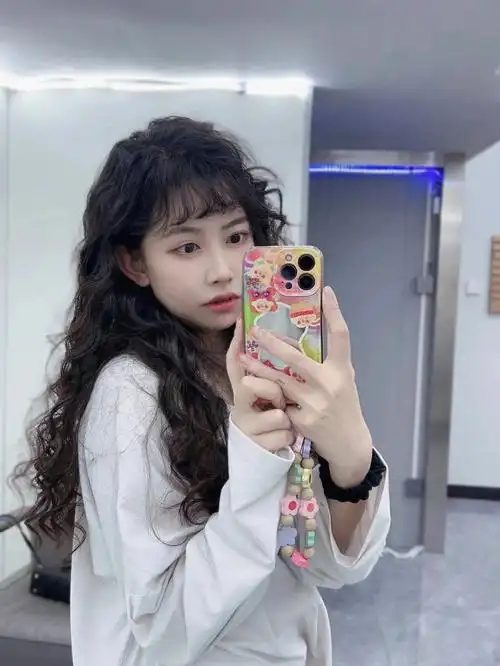 这个发型让她看起来像娃娃一样很可爱, 很俏皮.