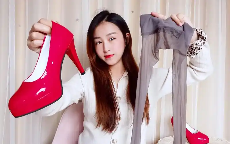 珂珂试穿红色防水台高跟鞋,款式很时尚,搭配丝袜凸显气质!