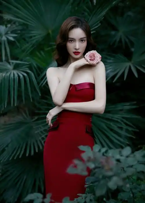 简介:金晨抹胸红裙美艳性感写真图片,分享一组金晨图片给大家,图中的