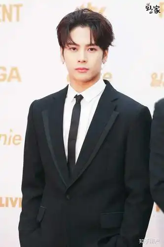 求帅帅气气可可爱爱的王嘉尔的壁纸啊啊啊啊啊啊