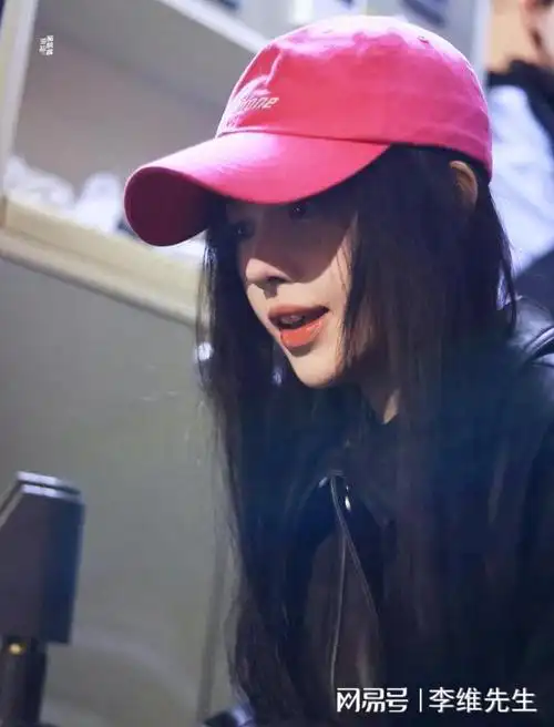 鞠婧祎带火了一种新穿法, 火龙果鸭舌帽 皮衣 玻璃唇, 时髦又可爱