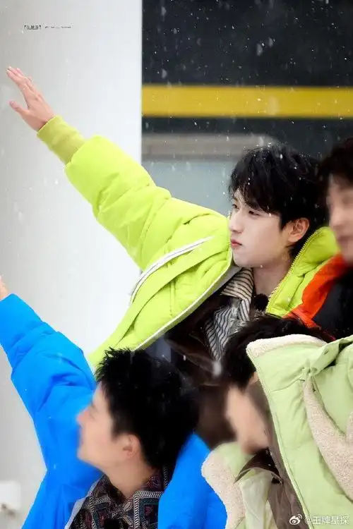 严浩翔荧光绿羽绒服,漠河最靓的崽 67偶像剧男主既视感有!