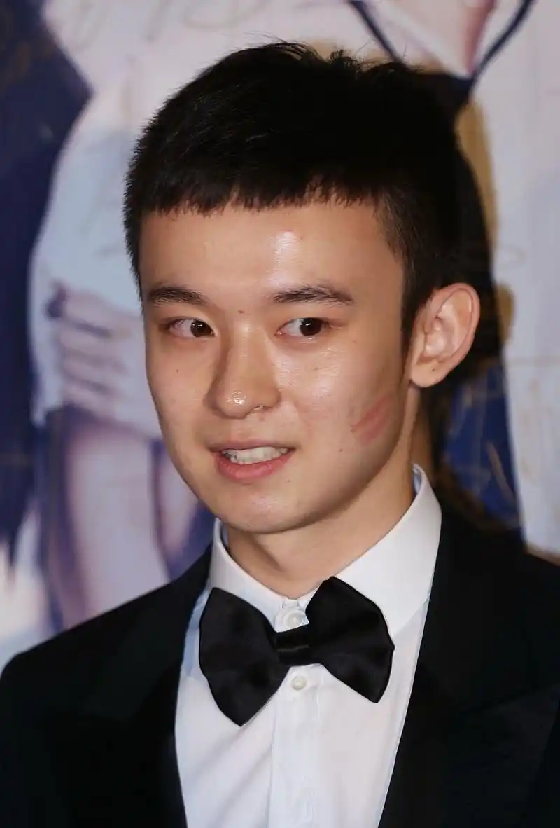 董子健没工作的时候,就回家陪女儿,日常就很女儿奴,甚至会配合女儿做