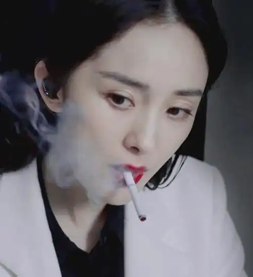 原创同样是女星抽烟,刘诗诗倪妮有韵味,全智贤痞帅,看杨幂:酷