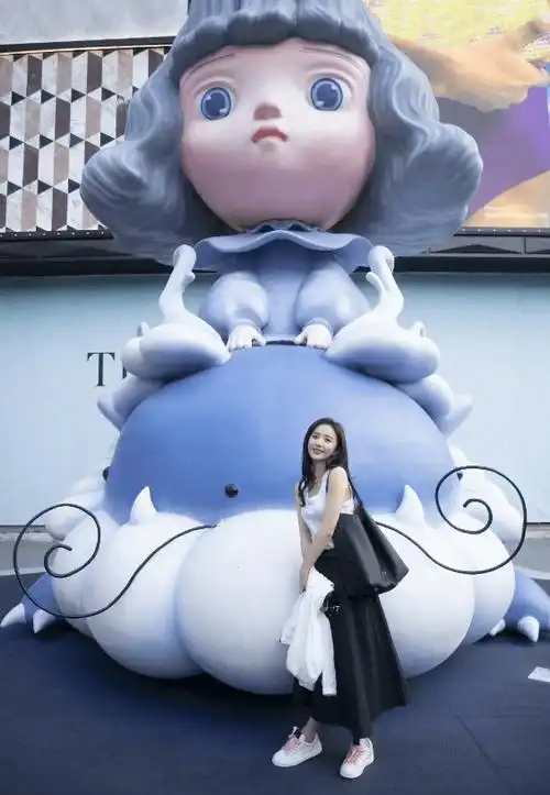 80后佟丽娅,穿23500背心挎48100包气质不俗,曾出演赵飞燕,西施