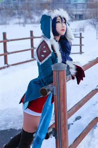 韩国妹子雪地cos冰雪节轮子妈