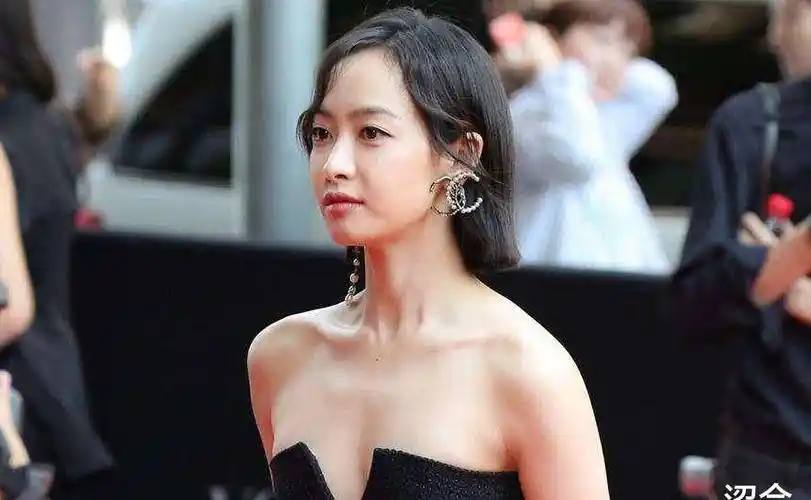 宋茜太瘦身材没料?看看她穿上抹胸裙后的样子,长腿细腰美成尤物!