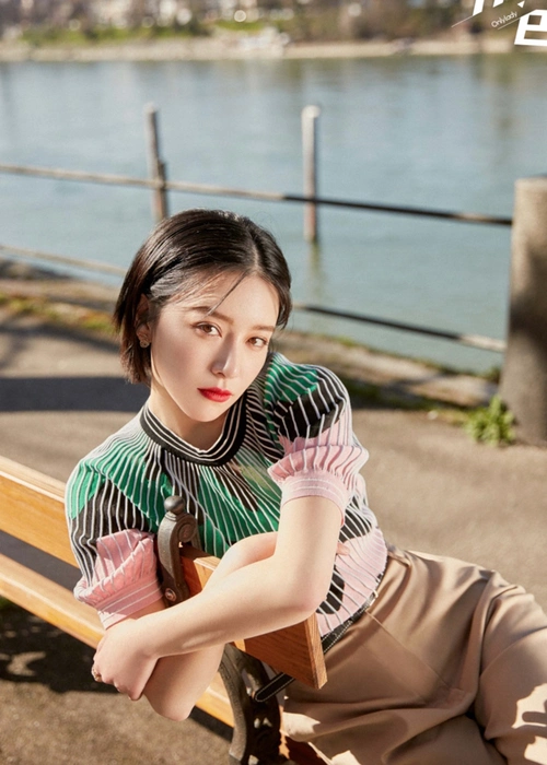 阚清子一直以来都是清爽干练的短发造型,前几天微博中刷到她接起了