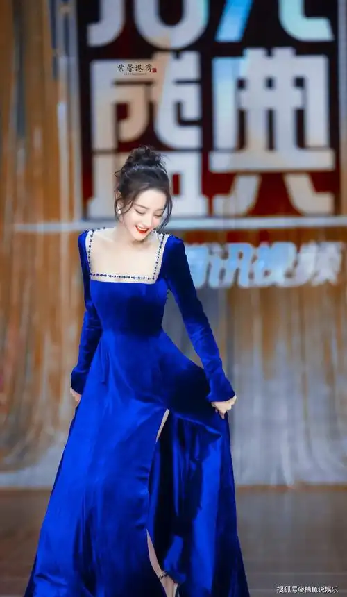原创人间绝色迪丽热巴蓝色丝绒长裙好惊艳提着裙摆宛如在逃公主