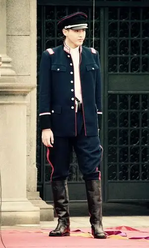 吴亦凡军装造型出巡 走路之间自带直男荷尔蒙