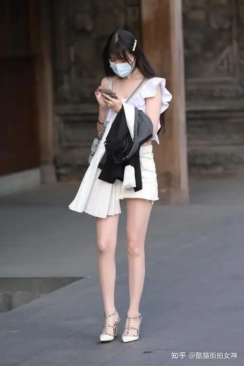 街拍女神大长腿高跟凉鞋的气质女生